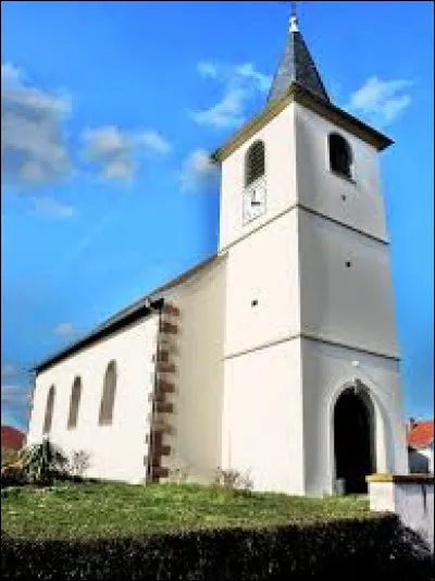 Vous avez sur cette image l'&eacute;glise Saint-Adelphe de Languinberg. Village du Grand-Est, dans le pays des &Eacute;tangs et dans le parc naturel r&eacute;gional de Lorraine, il se situe dans le d&eacute;partement ...