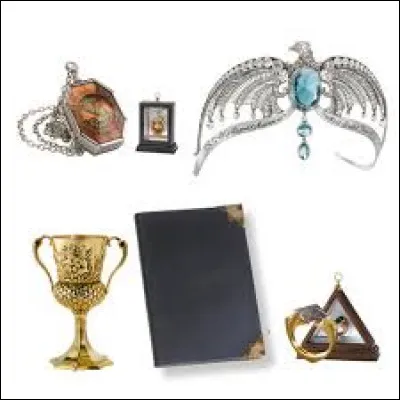 Comment s'appellent les objets que Harry doit trouver pour tuer Voldemort ?