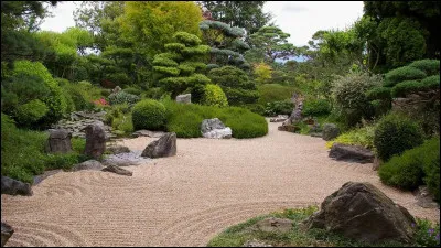 Qu'est censé représenté l'usage du sable et des graviers dans le contexte d'un jardin japonais ?