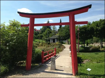 À quelle religion est attaché ce portail typiquement japonais présent dans les jardins de même nationalité ?