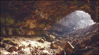 Allons vers le passé ! Traduis "Caverne" :