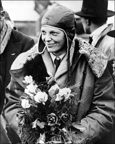 Ce même 18 juin 1928, cette aviatrice accède à la célébrité : elle est la première femme à traverser l'Atlantique en avion. De qui s'agit-il ?