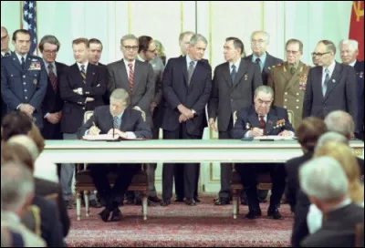 Ce 18 juin à Vienne, les Américains et les Soviétiques signent le traité Salt II. Celui-ci apporte des limitations supplémentaires par rapport à Salt I et définit un plafond précis de bombardiers et de lance-missiles tolérés. Il interdit également l'envoi d'armes nucléaires dans l'espace. En quelle année était-ce ?