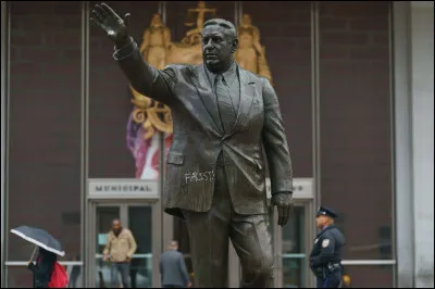 Quel sort lance Minerva McGonagall pour animer les statues de Poudlard dans Harry Potter et les Reliques de la Mort partie deux" ?