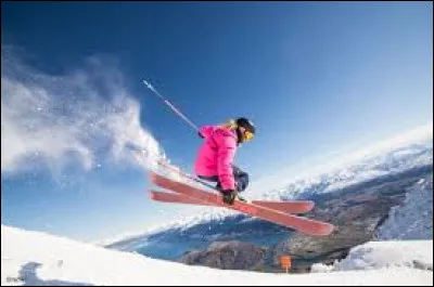 Le combiné nordique est un sport qui combine deux types de pratique de ski nordique. Quels sont ces deux types ?