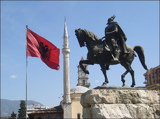 Quel pays de 28 748 km2, a pour capitale Tirana ?