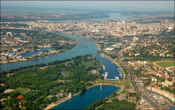 Quelle capitale des Balkans est traversée par le Danube ?