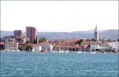 Quel port slovne est situ gographiquement dans la pninsule balkanique ?