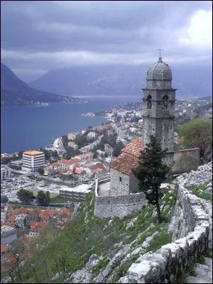 Dans quel pays indpendant depuis 2006 se trouve Kotor ?