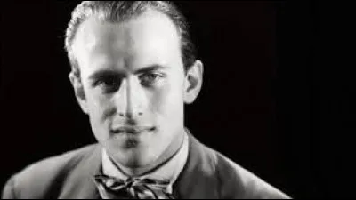 Boris Vian a chanté ''La Java des bombes atomiques''. Enola Gay est le nom du Boeing B-29 Superfortress qui a largué Little Boy sur Hiroshima mais c'est aussi un titre du groupe new wave...