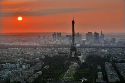 &Agrave; combien de m&egrave;tres s'&eacute;l&egrave;ve la tour Eiffel ?