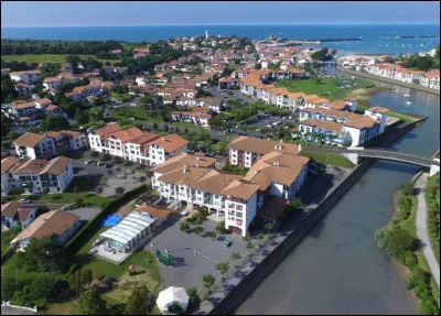 Ville de 10 000 habitants du département des Pyrénées-Atlantiques, située sur la côte basque, entre les embouchures de la Bidassoa et de la Nivelle :