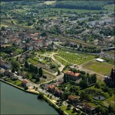Petite ville de 6 800 habitants du département de la Moselle, située au sud de Thionville, bordée par la Moselle :