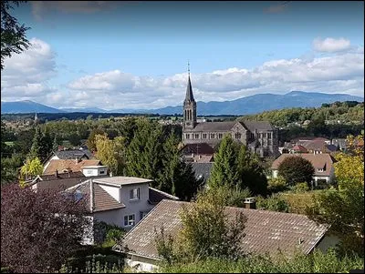 Petite ville de 2 700 habitants du département du Haut-Rhin, située dans la périphérie sud de Mulhouse, traversée par l'Ill et bordée par les premières collines du Sundgau :