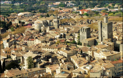 Ville de 8 000 habitants du département du Gard, connue pour son patrimoine architectural :