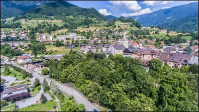 Ville de 7 000 habitants du département de la Savoie, située à la jonction de la vallée de l'Arly et de la trouée de Faverges :