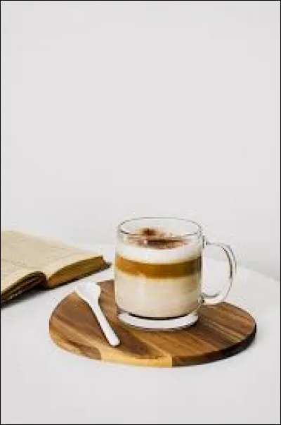 Le latte machiatto est-il une boisson chaude faite avec du café espresso et du lait chauffé à la vapeur ?