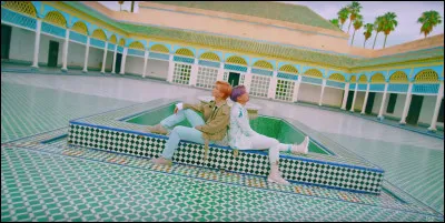 Quelles sont les deux chansons dont les clips vidéos ont été tournés au Maroc ?