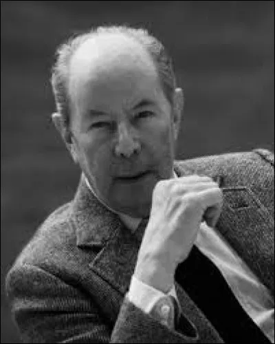 Ce cinéaste, connue pour avoir réalisé trois des films de la série des James Bond, "James Bond 007 contre Dʳ No", "Bons baisers de Russie" et "Opération Tonnerre". c'est ... Young.