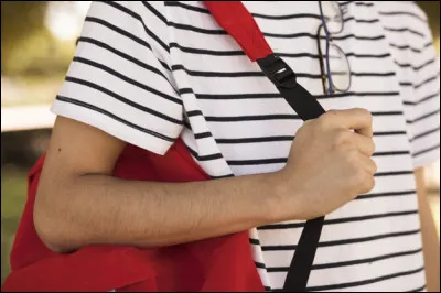 Tu portes ton sac d'école sur...