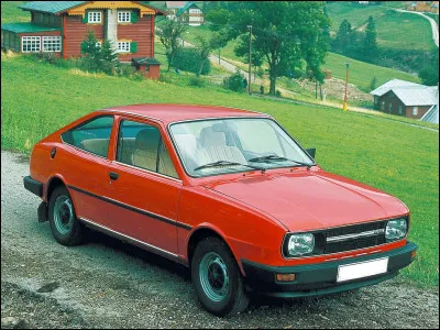 Venue d'un pays d'Europe centrale, cette berline porte un nom contradictoire aux valeurs communistes mises en place dans le pays. Quelle est cette voiture ?