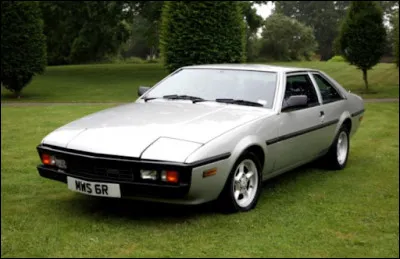 Le constructeur de cette élégante voiture reprend des éléments issus d'automobiles General Motors. Quelle est cette voiture ?