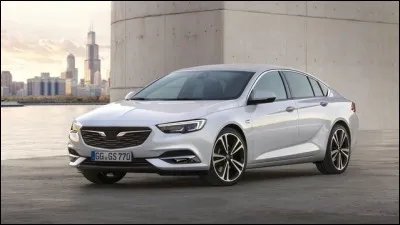Cette berline allemande est l'un des derniers vestiges de General Motors en Europe. Son constructeur a un homologue de l'autre côté de la manche. Comment s'appelle cette berline ?
