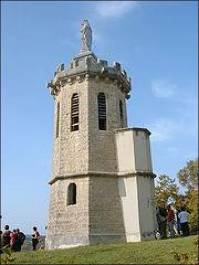 Nous sommes dans le Morvan devant la tour Malakoff de Sermizelles. Commune de Bourgogne-Franche-Comt&eacute;, elle se situe dans le d&eacute;partement ...