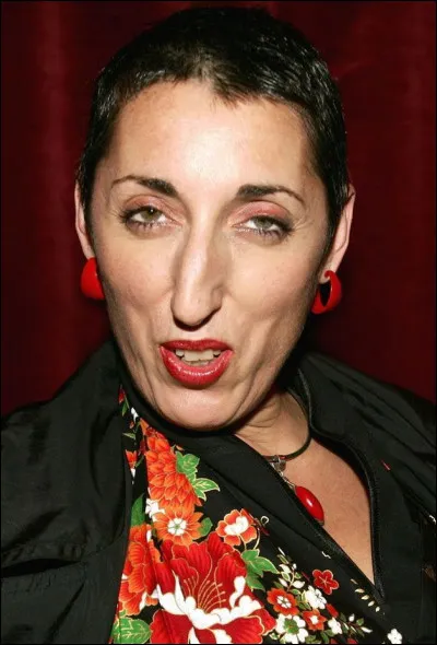 Rossy de Palma, née en 1964, est une artiste espagnole. Elle a su faire de son physique atypique un atout pour évoluer dans sa carrière. Quel réalisateur lui a permis d'éclore au cinéma ?
Indice : "Talons aiguilles".