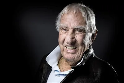 Encore un nez bien présent avec Charles Gérard, acteur né en 1922 et mort en 2019. Ce très grand ami de Jean-Paul Belmondo fut un fidèle second rôle d'un réalisateur qui le fit tourner dans beaucoup de ses fims. Quel est ce réalisateur ?
Indice : "Un homme et une femme".