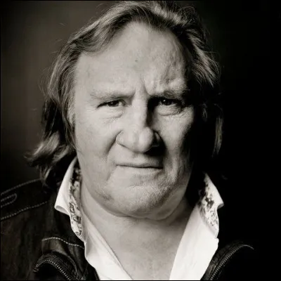On peut dire que le nez de Gérard Depardieu, né en 1948, est à l'image de son physique : imposant. Dans quel film, réalisé par Jean-Paul Rappeneau, est-il affublé d'un appendice qui fait parler de lui via Edmond Rostand.
Indice : tirade du nez.