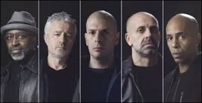 Musique encore une fois de rap de IAM : 

Et tu veux qu'j'reste au quartier ?
Que j'consigne ma haine sur du papier ?
Y'a plus rien d'bon ici à part les souvenirs, les potes
Les vrais, la vie bâtit des stèles pour les sourires
Les murs gris sont là pour regarder les meilleurs partir