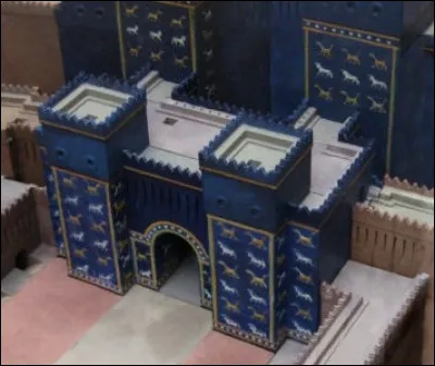 Dans quel musée se trouve exposée la Porte d'Ishtar provenant de Babylone ?