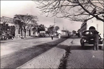 Ce pays du Sahel, dont le tiers nord appartient au Sahara, accède à l'indépendance le 11 août 1960 sous la présidence de François Tombalbaye qui ensuite cumulera les fonctions, avant d'être renversé et éliminé dans le contexte du conflit avec la Libye :