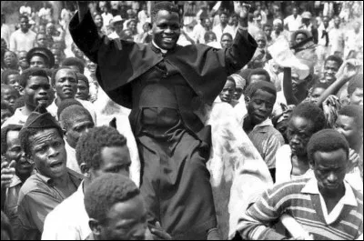 Cette colonie française, voisine de la colonie belge, devient indépendante le 15 août 1960 : Fulbert Youlou y exerce un pouvoir de plus en plus autoritaire et développe un culte de la personnalité :