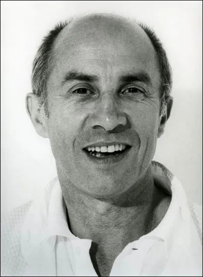 Qui est cet André, grand couturier français, promoteur de la minijupe et du pantalon pour les femmes, mort en 2016 ?