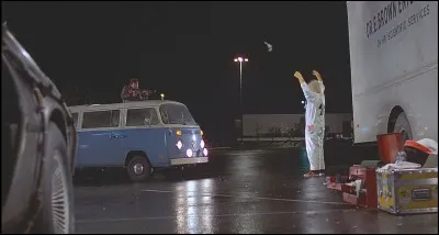 Dans le premier, qui sont les gens qui tuent Doc ?