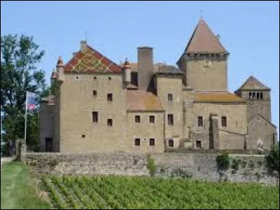 Voici le château et l'église de Pierreclos. Village viticole dans le vignoble du mâconnais, il se situe dans le département ...