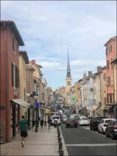 Nous sommes en Auvergne-Rhône-Alpes, à Villefranche-sur-Saône. Capitale du Beaujolais, elle se situe dans le département ...