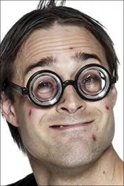 Qui porte des lunettes et qui ne voit rien ?