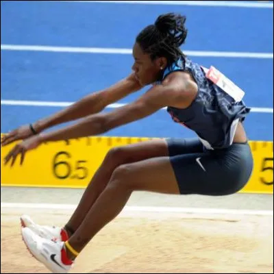 Quelle athlète d'origine africaine détient deux records de France, dont celui du saut en longueur ?