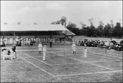 Ici, il vous faut trouver l'année de l'événement historique auquel vous assistez par le biais de cette photo, prise lors du premier match joué à Wimbledon :