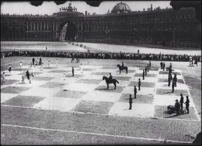 En quelle année a été prise cette photo où se joue une partie d'échecs, à St-Peterbourg, avec des soldats actant les différentes pièces de l'échiquier ?