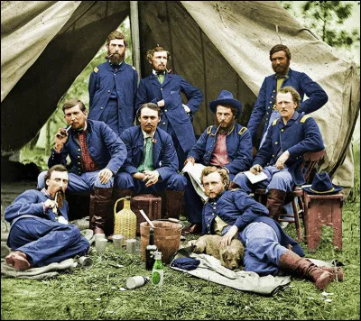 Photo colorisée du Lt. George Amstrong Custer avec les soldats de l'Union, connu pour ses exploits durant cette guerre de Sécession, en plus d'être une des principales figures américaines des guerres indiennes du XIXe siècle. Il est tué, avec beaucoup de ses hommes, lors de la bataille de Little Bighorn.
De quand date la photo ?