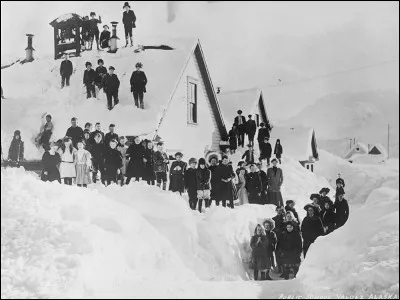Ces étudiants de Valdez, photographiés en 1910, n'avaient pas le luxe de rester chez eux. Mais ils avaient cette amusante possibilité de se tenir debout sur le toit de leur école. 
Les gens de cet endroit, peuvent bien conter leurs fameuses tempêtes de ''dans le temps''. Où sommes nous ?