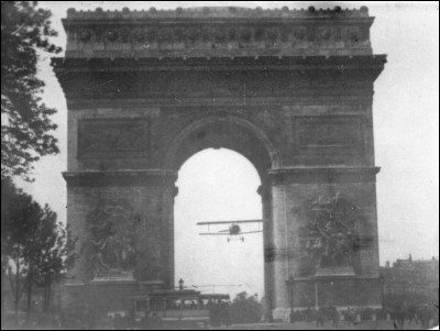 Il pilota son biplan Nieuport 11, surnommé Bébé à travers l'Arc de triomphe, le 7 août 1919. « Bébé » (en raison de sa petite envergure de 7,52 m), un chasseur équipé d'un moteur Gnome-Rhône de 120 ch. 
Qui est celui qui a eu le culot de réaliser cet exploit ? (Il n'avait pas beaucoup de marge de sécurité, la voûte n'étant haute que de 29,19 m.)