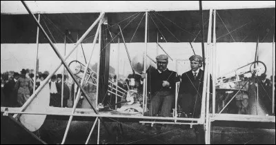 Ce président des États-Unis, a été un précurseur dans beaucoup de domaines ; on le voit ici devenir le premier président à piloter un avion. 
Nommez cet homme aventureux qui va s'installer à côté d'un pilote (au cas où) et exécuter seul les manuvres dangereuses pour faire voler cet avion, ceci en 1907 :
