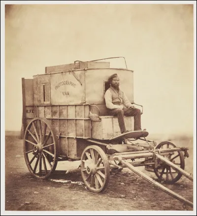 Cet Anglais a été envoyé en Crimée par le prince Albert pour une mission photographique et il est ainsi considéré comme le premier reporter de guerre. Il a réalisé environ 360 clichés, de mars à juin 1855, en se déplaçant en Crimée dans une «roulotte photographique», que l'on voit ici avec son assistant Marcus Sparling. On peut dire qu'il détient un rôle historique. Qui est-il ?