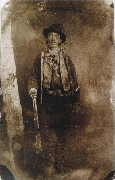 C'est la seule photo connue du légendaire hors-la-loi, elle date de 1879. Ses exploits de jeune bandit feront les journaux de Las Vegas à New York. C'est un dangereux gunman, on voit son arrogance sur cette photo. C'est un desperado armé pour combattre.
Nommez celui qui a été abattu par le shérif Pat Garrett, qui ne lui a laissé aucune chance.