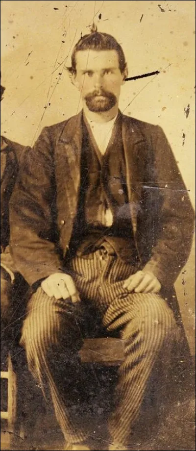 Il fut l'un des plus célèbres bandits, vols de banques et attaques de trains dans l'American Old West, mieux connu comme le leader du gang de James-Younger. Engagé pour le Sud dans la guerre civile, dès 16 ans, il participe à des massacres et avec ses amis, ils continua à combattre après la guerre et devint un héros pour le Sud et ses journaux.
Qui était cet homme violent ?